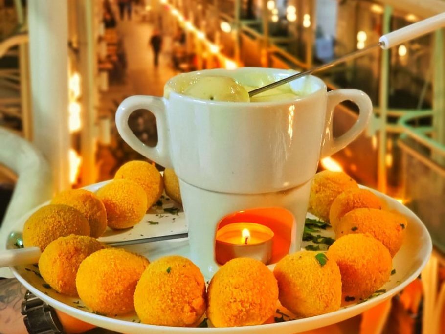 O fondue de coxinha foi criado por dois restaurantes de Curitiba