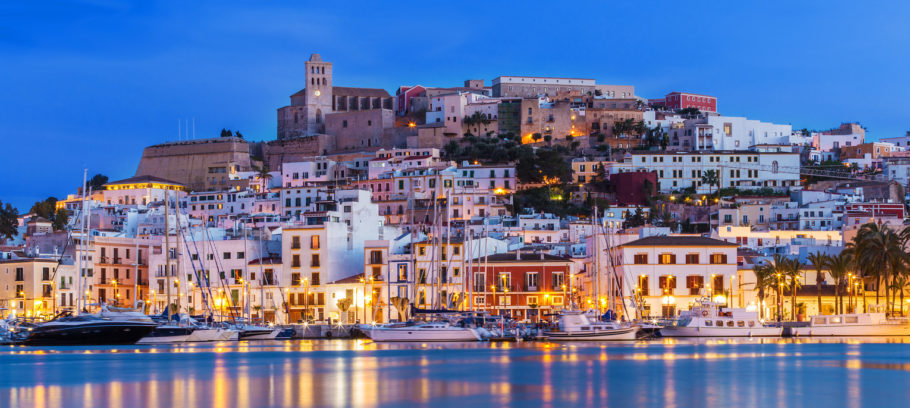 Vista do anoitecer em Ibiza, cidade espanhola que se transforma durante o verão europeu