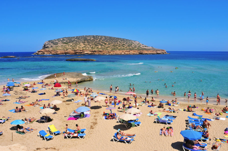 A badalada praia de Cala Conta, em Ibiza