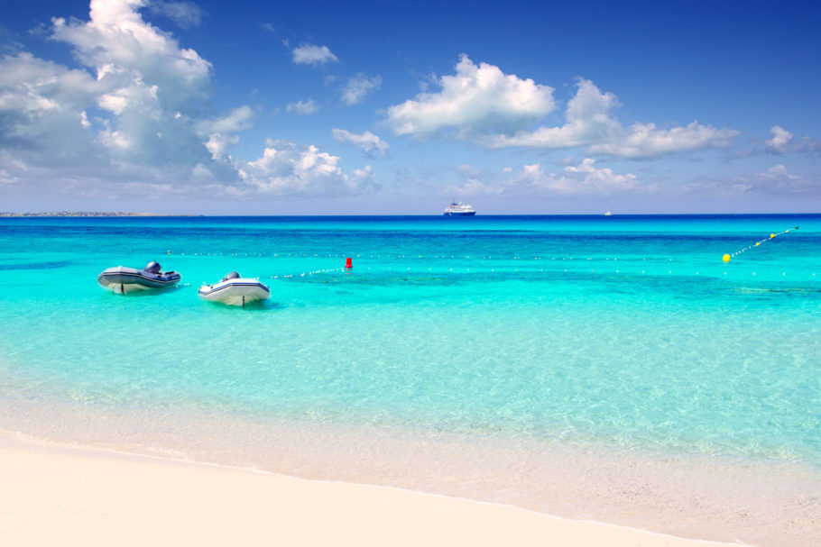 Ilha Formentera tem praias de águas de azul intenso