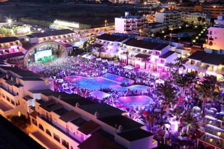 Ibiza é o paraíso das baladas eletrônicas