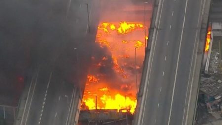 Fogo na ponte do Jaguaré, na zona oeste de São Paulo