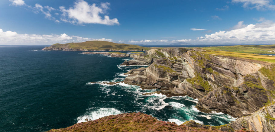 O ‘Caminho do Atlântico Selvagem’ é conhecido por esses paredões rochosos verticais que recebem as águas violentas do Atlântico, há cerca de 300 milhões de anos, e se estende ao longo de 8 km sobre o mar