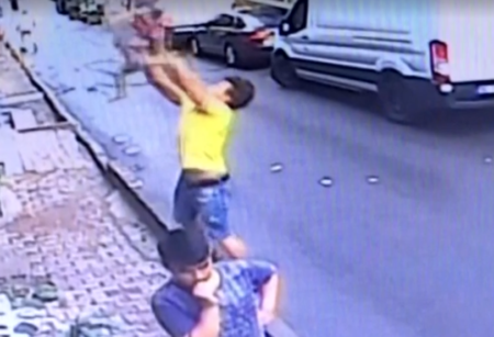 Menina cai da janela do segundo andar e é salva por jovem em Istambul