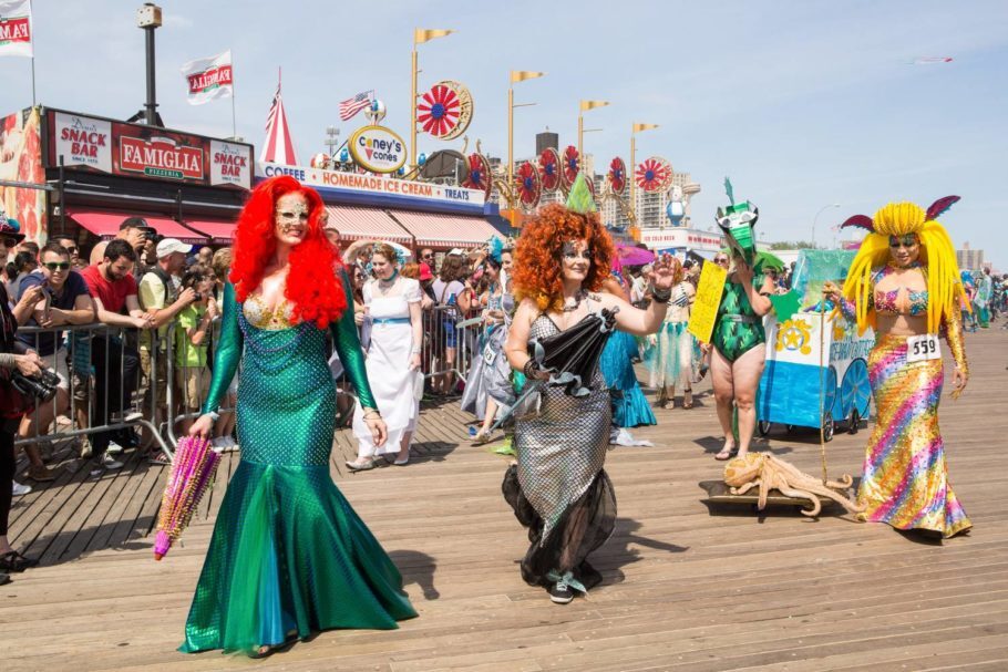  A Parada das Sereias (Mermaid Parade) acontece no dia 22 de junho