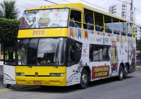O passeio no ônibus do forró passa pelos principais pontos turísticos da cidade paraibana