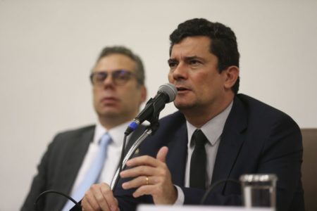 Ministro Sérgio Moro é questionado por professora de Direito da Unb