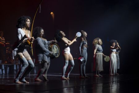 as sete atrizes no palco do musical sobre elza soares