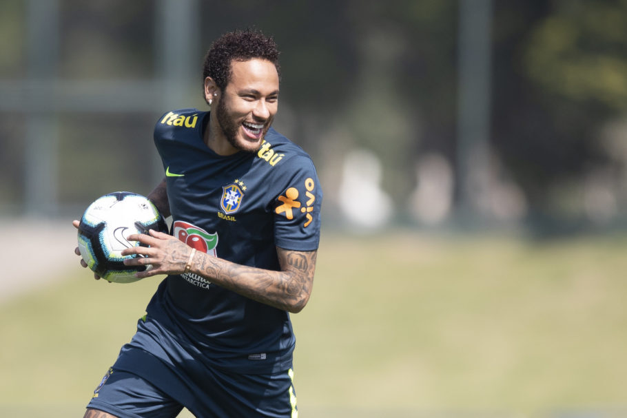 Neymar durante treino da seleção na Granja Comary