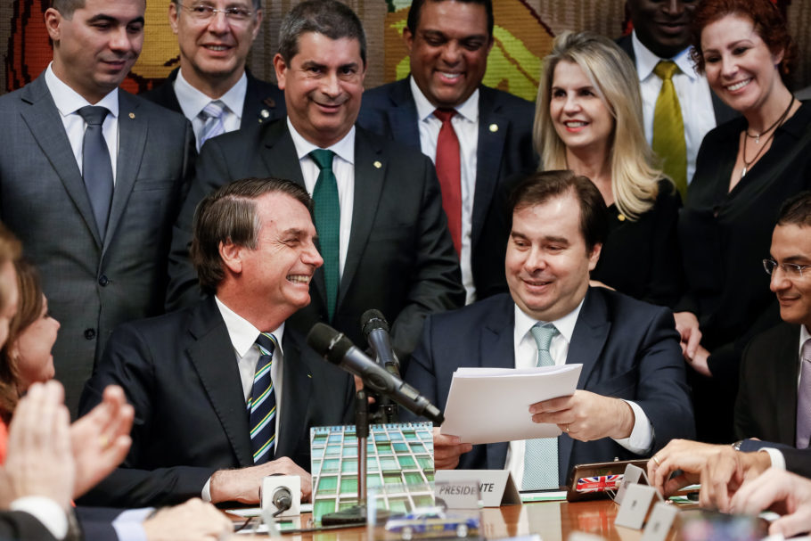 Bolsonaro entregou pessoal a Rodrigo Maia projeto de lei que muda o Código Brasileiro de trânsito