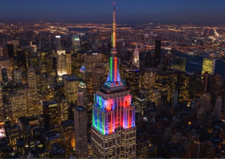 O icônico Empire State Building ganhou as cores da bandeira do arco-íris para WorldPride