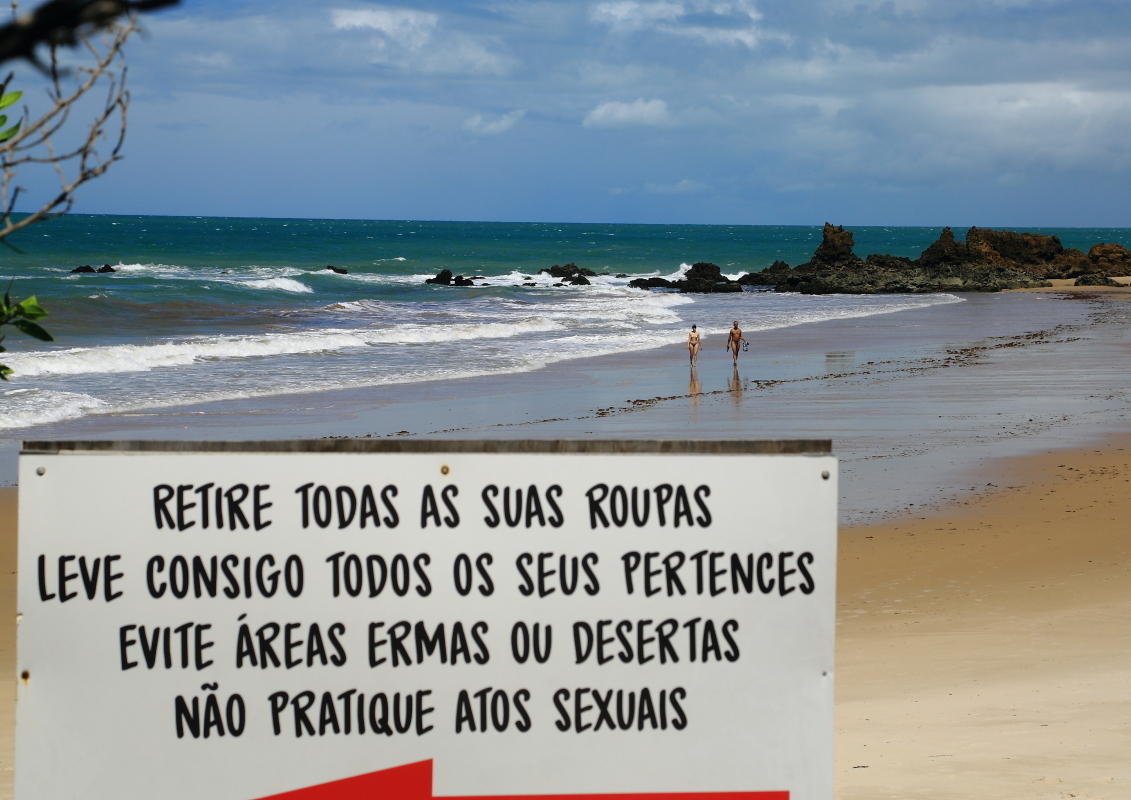 Pessoas peladas na praia