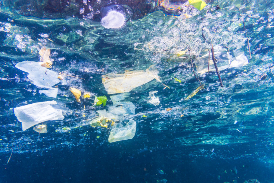 Grande parte do plástico produzido no mundo vai parar nos oceanos