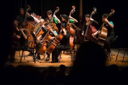 Orquestra Sinfônica do Guri faz concerto gratuito no vão no MAM