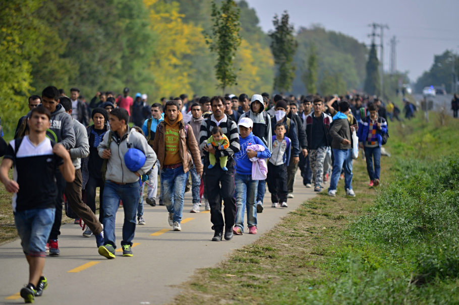Grupo de refugiados deixa a Hungria devido a uma guerra civil e caminham em direção à Alemanha