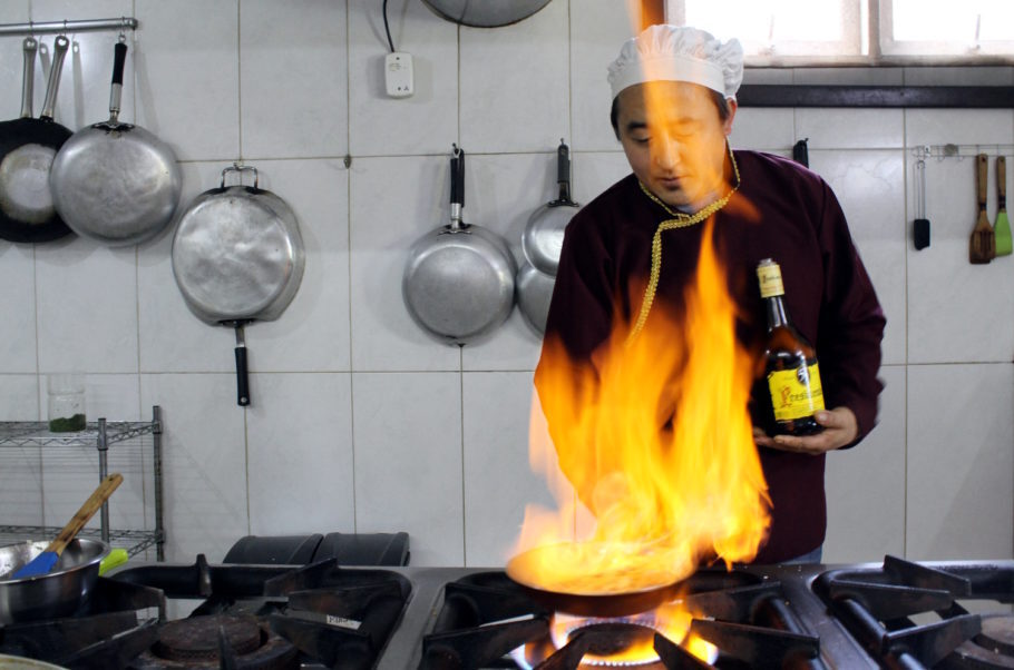 Ogyen Shak na cozinha do Espaço Tibet, considerado o primeiro restaurante tibetano do Brasil