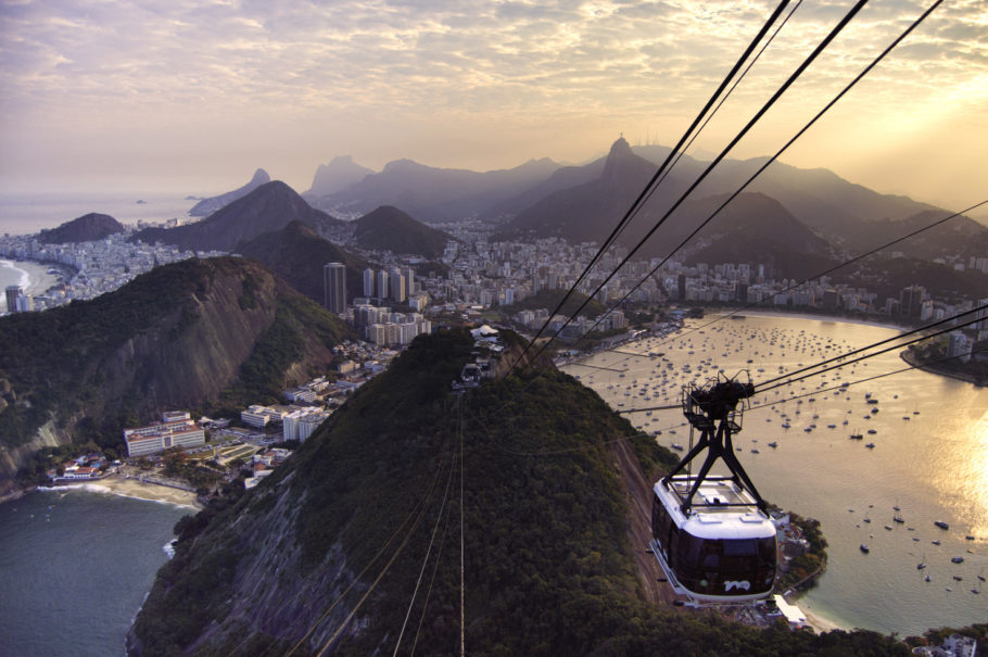 Vista do bondinho do Pão de Açúcar, um dos cartões-postais do Rio de janeiro; destino tem promoção de passagens de ônibus