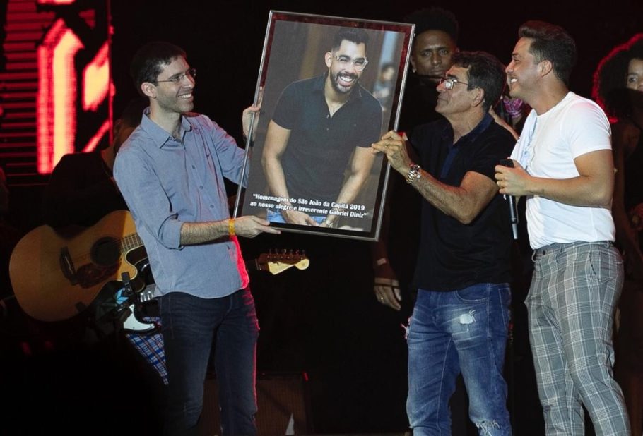 Welsey Safadão faz homenagem ao cantor e amigos Gabriel Diniz show no São João da Capitá, em Recife