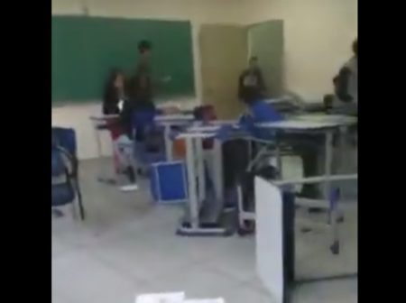 Estudantes arremessam livros e carteiras contra professora em SP