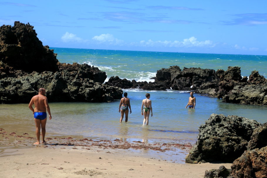 As piscinas naturais e de águas mornas atraem visitantes de diversas parte do Brasil