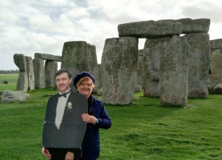 Michelle Bourke e o marido Paul nas famosas pedras de Stonehenge, na Inglaterra