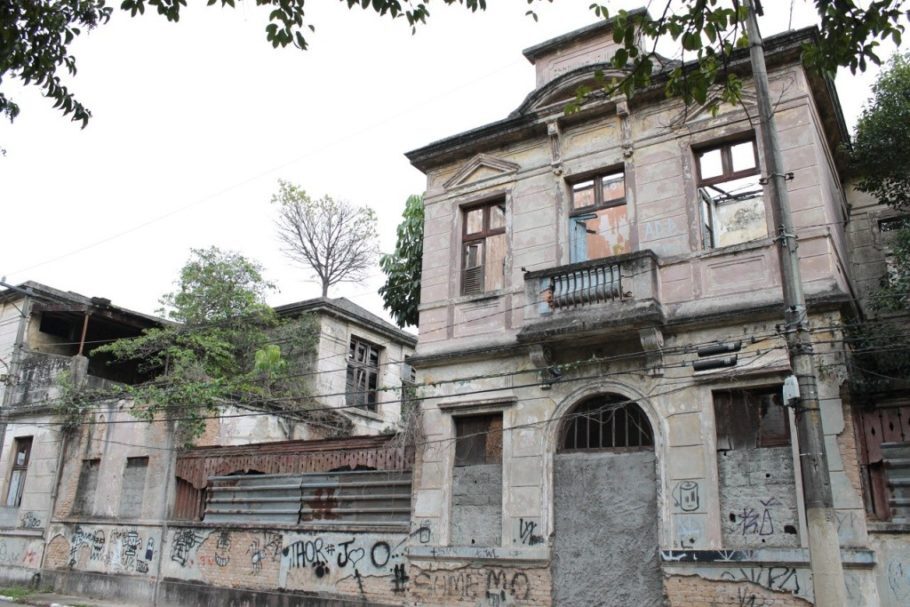 Antigo prédio da escola de meninos da Vila Maria Zélia também se encontra abandonado