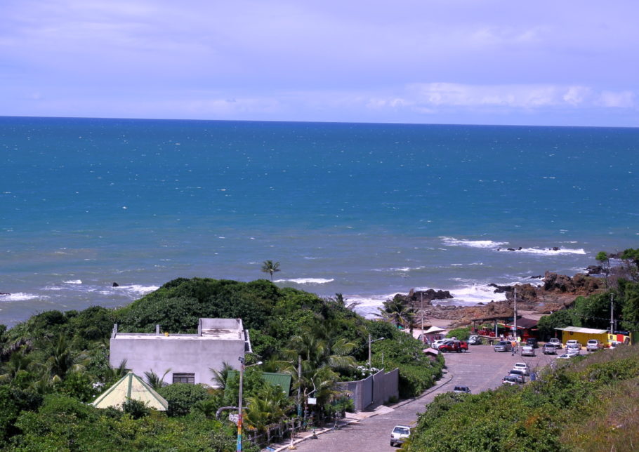 Vista do alto, a praia de Tambaba tem paisagens lindas e boa estrutura