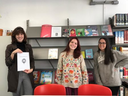 Luzia Alonso, Lena Giuliano e Alice Lauria em frente à estante feminista “Maria Firmina dos Reis”