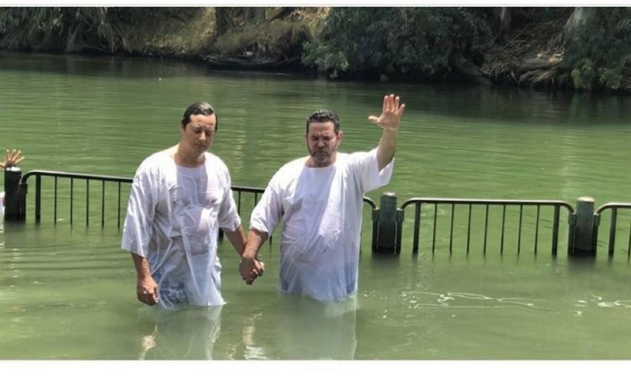 Fábio Wajngarten sendo abençoado no Rio Jordão por um pastor evangélico