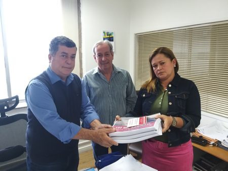 Chefe de gabinete da Prefeitura de Niterói recebe as assinaturas coletadas na petição