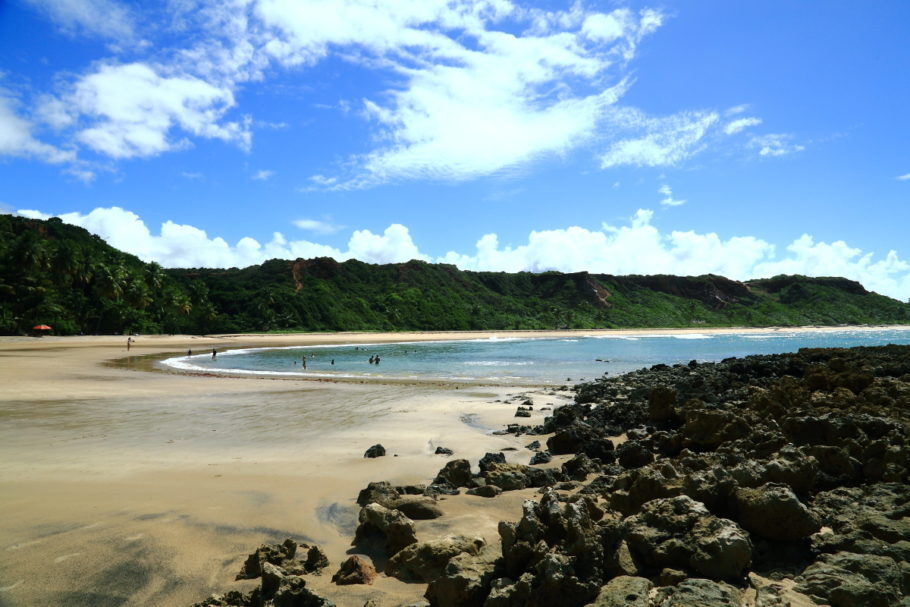 Praia de Coqueirinho oferece falésias e águas cristalinas aos visitantes