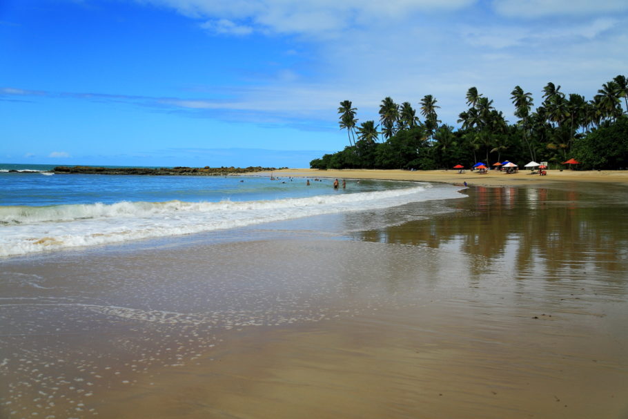 A paisagem da praia de Coqueirinho é formada por coqueiros, rochas e fontes de água