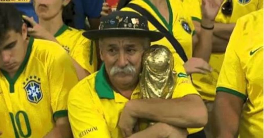 Gaúcho da Copa, torcedor-símbolo da seleção brasileira, chora a derrota para a Alemanha no #7x1Day