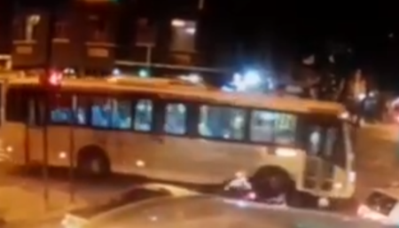 RJ: Vídeo mostra momento em que ônibus avança sinal e mata jornalista