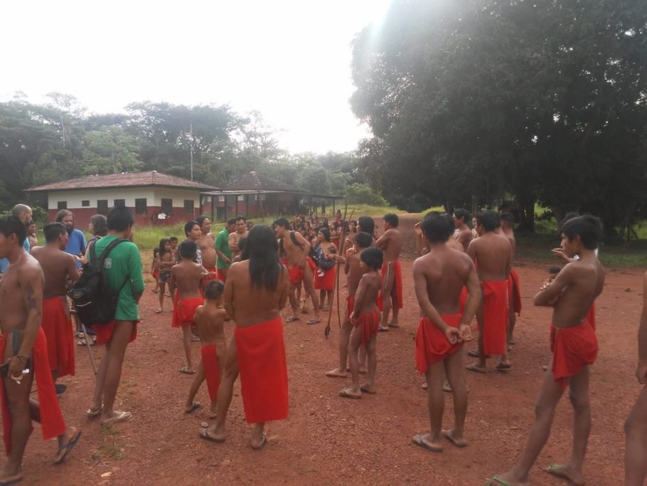Indígenas Waiãpi, que se deslocaram para aldeia vizinha após ataque de garimpeiros