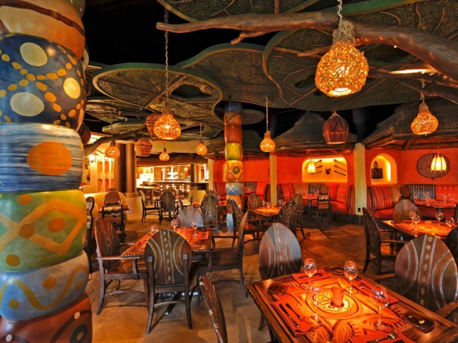 Interior de um dos restaurantes do Animal Kingdom Lodge