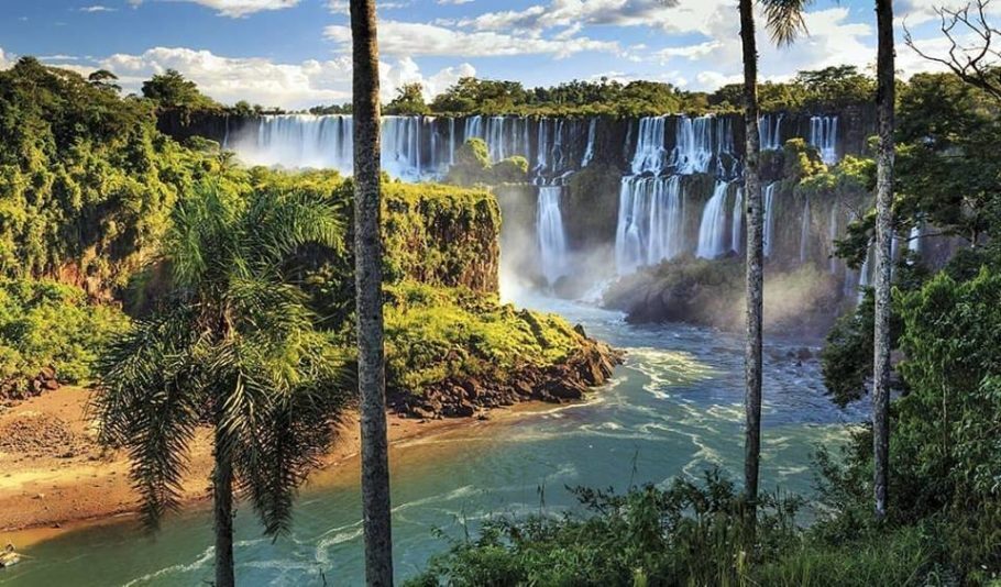 O lado argentino das Cataratas do Iguaçu oferece uma experiência um pouco mais selvagem
