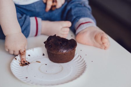 A relação das crianças com a comida muda de acordo com as fases de vida