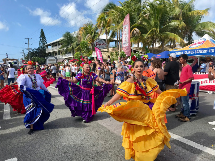 Desfiles do Carnaval nas Cayman acontecem na rua, gratuito, uma vez ao ano