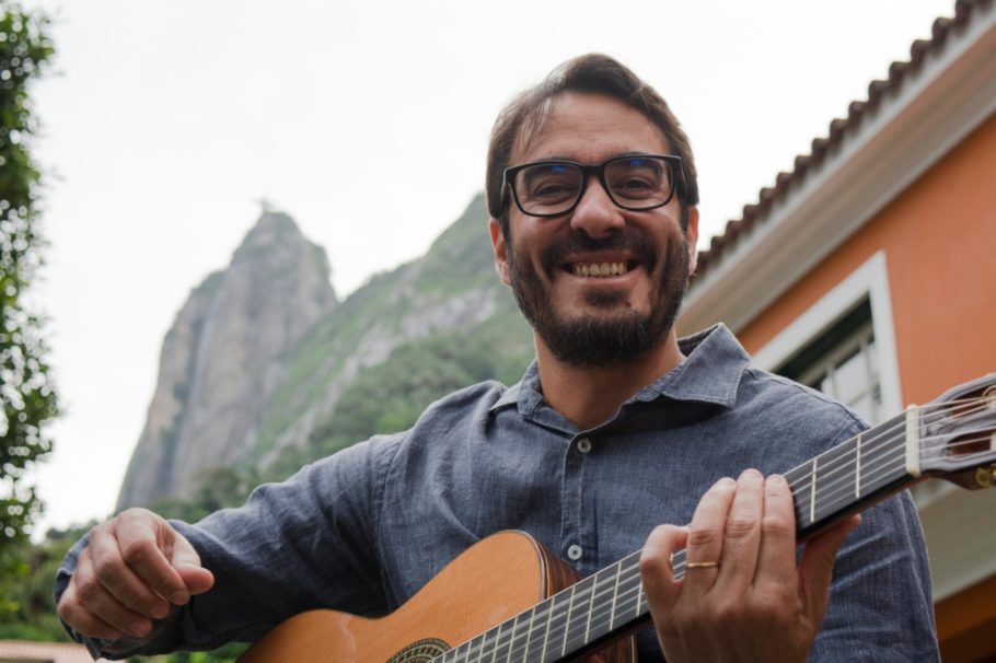 Bernardo Lobo faz show de lançamento do disco Viola Mais que Enluarada