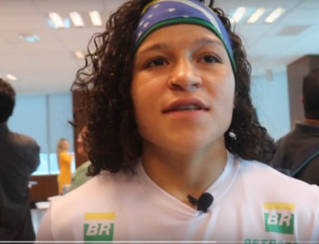 A boxeadora brasileira Bia Ferreira durante entrevista