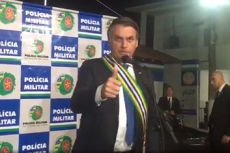 Bolsonaro se irrita com pergunta sobre o uso da FAB em casamento