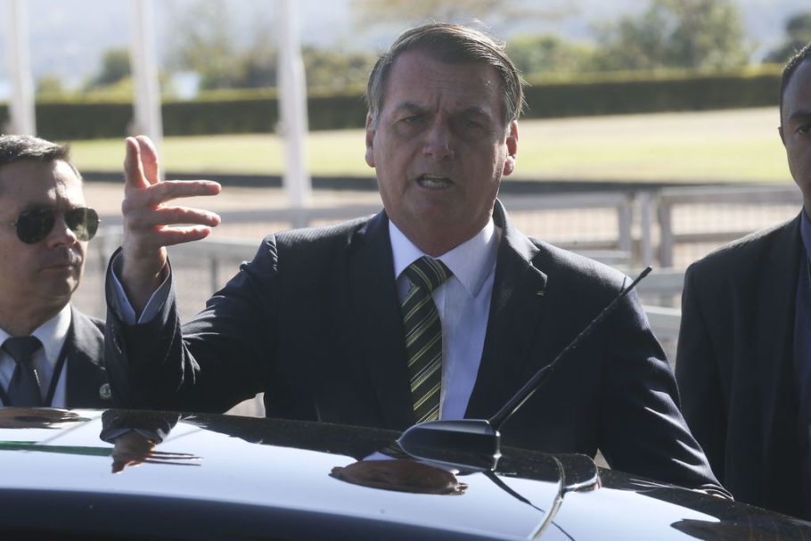 O Presidente Jair Bolsonaro fala com a imprensa ao deixar o Palácio da Alvorada