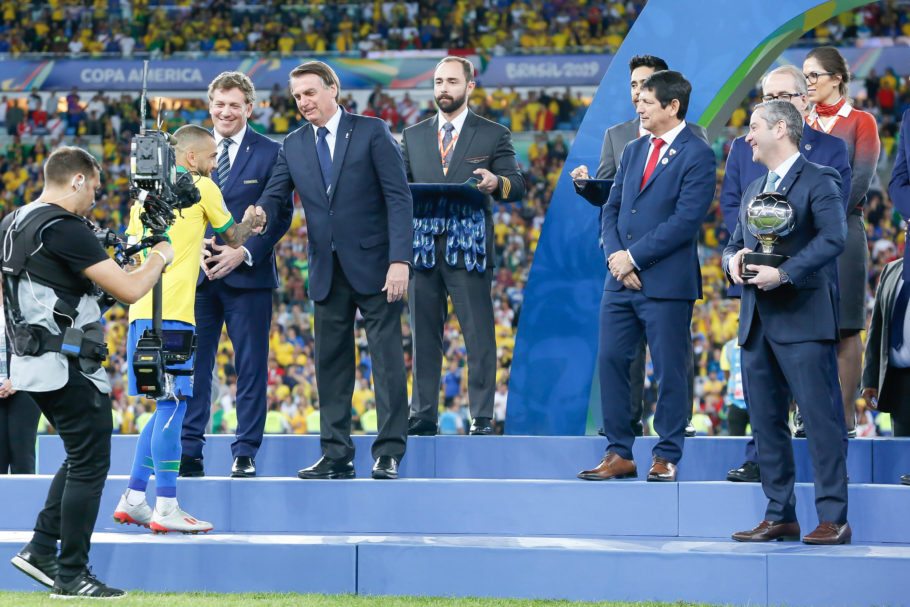 Bolsonaro cumprimenta Daniel Alves durante a premiação da Copa América na Maracanã