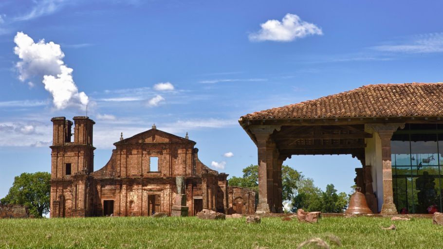 Construído no século 19, entre 1735 e 1745, o sítio Arqueológico de São Miguel Arcanjo é um conjunto de ruínas da antiga redução de São Miguel Arcanjo, integrante dos chamados Sete Povos das Missões