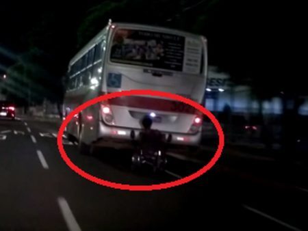 Cadeirante pega carona na traseira do ônibus e capota; Veja vídeo