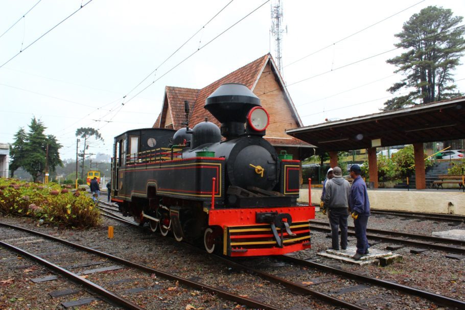  A locomotiva a vapor agora utilizada na estrada de ferro é de origem alemã