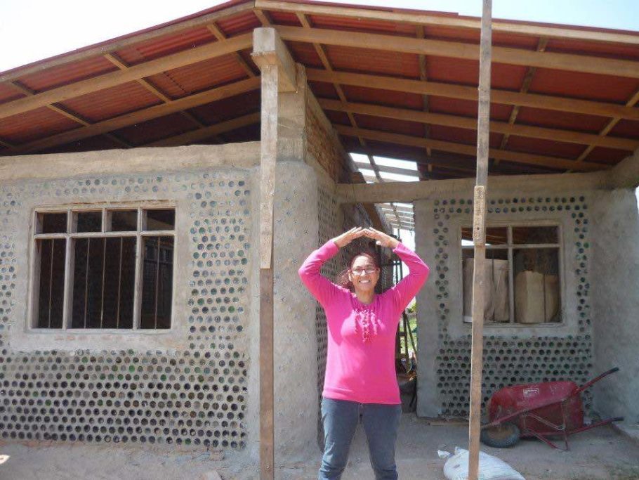 Projeto criado pela advogada boliviana Ingrid Vaca Diez já construiu mais de 300 casas
