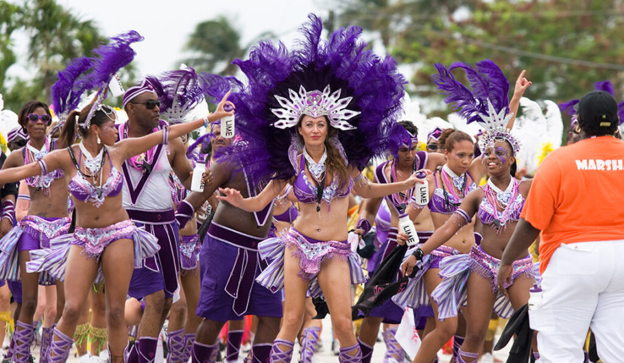 Foliões coloridos curtem o Batabano, carnaval das Ilhas Cayman