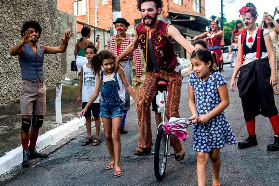 Trecho de espetáculo do Circo de Québra, encenado na periferia da capital paulista